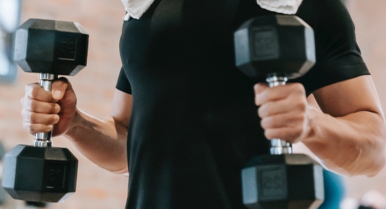 Tréning bicepsov: Dva bežné a dva pokročilé cviky pre rast svalov 