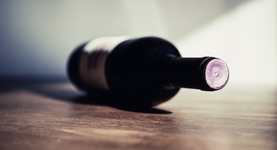 Prečo vás po červenom víne bolí hlava? Ako tomu predísť?