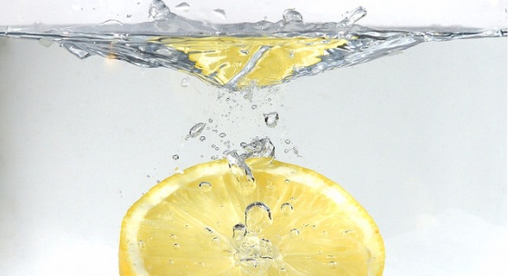Letný tip: Pite vodu s citrónom